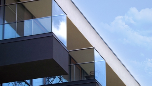 Co mówią przepisy prawa budowlanego na temat balustrad szklanych w budownictwie